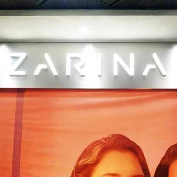 Оформление световой вывеской и надписями магазина ZARINA